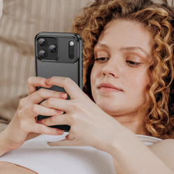 Чехол черного цвета на iPhone 17 Pro Max, мягкий отклик кнопок, серия Carbon (с дизайном под карбон) от Caseport