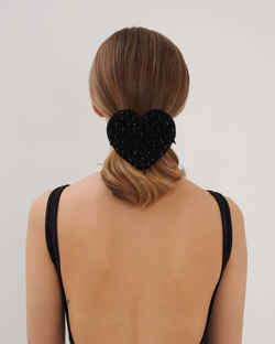 Заколка-сердце с черными подвесками