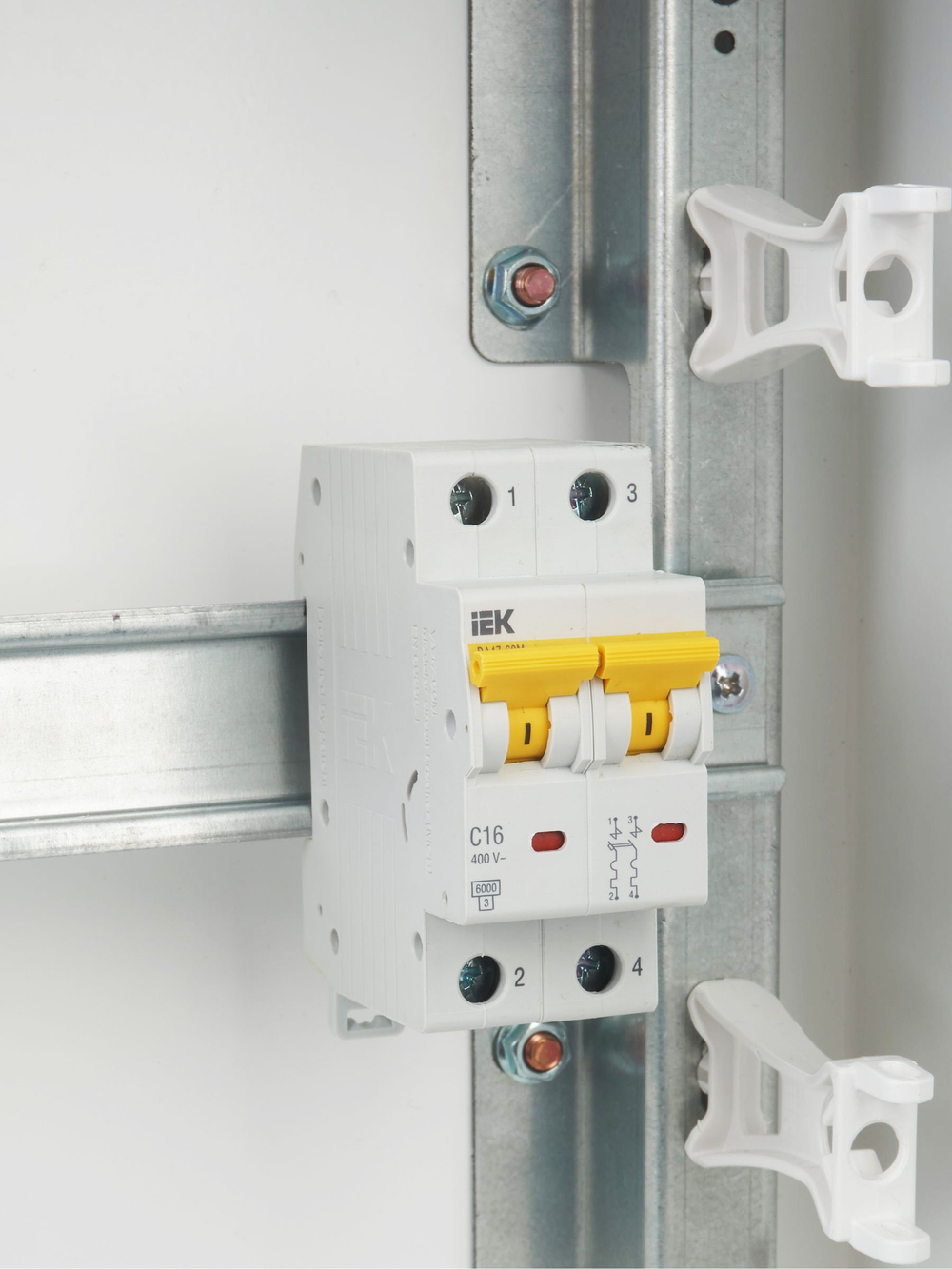 KARAT Автоматический выключатель ВА47-60M 2P C 16А 6кА IEK