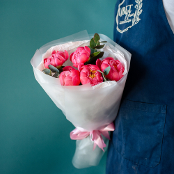 5 пионов корал шарм с эвкалиптом