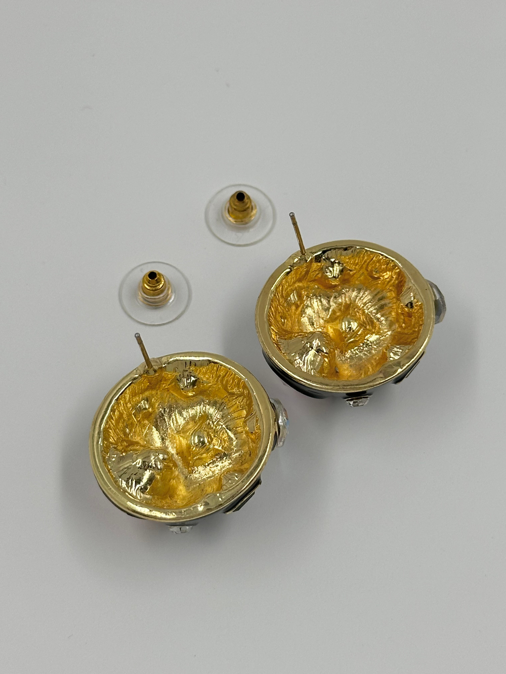 Серьги с чёрной эмалью и разноцветными кристаллами