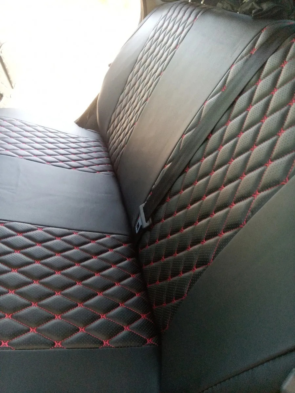 Чехлы на Лада Гранта сплошные сиденья (Ромб бабочка красные нитки)