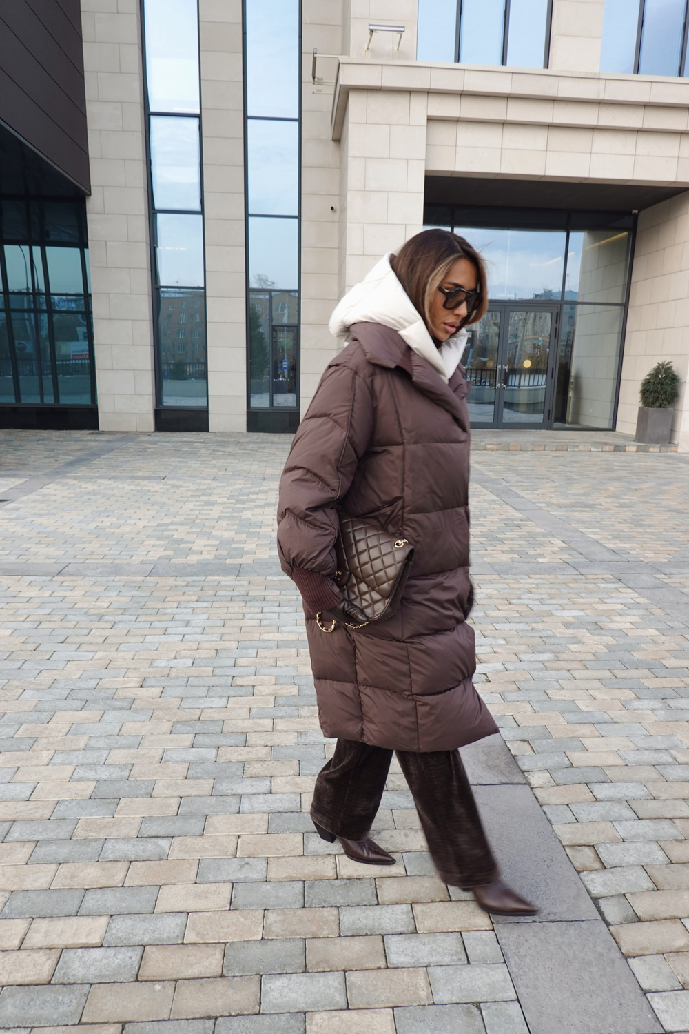 Пуховик с акцентным капюшоном и трикотажными вставками