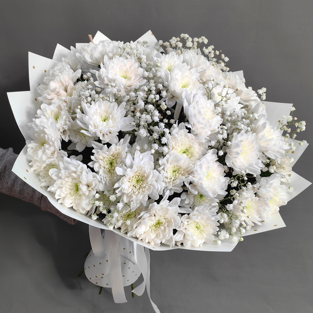 Букет из 7 кустовых хризантем сорта "Baltica white" с гипсофилой