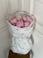 Букет 9шт розовых пионов с ромашками