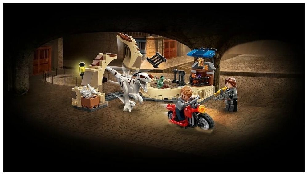 Конструктор LEGO Jurassic World 76945 Атроцираптор: погоня на мотоцикле