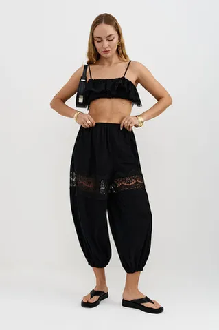 Брюки алладины из жатого хлопка черного цвета с кружевом