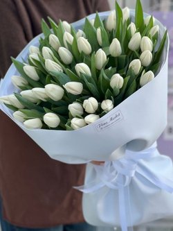 Белые тюльпаны в нежном оформлении от Флора Маркет