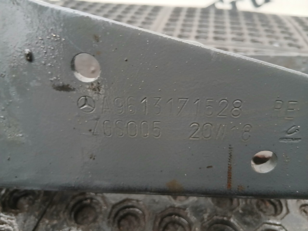 Кронштейн усилителя бампера правый