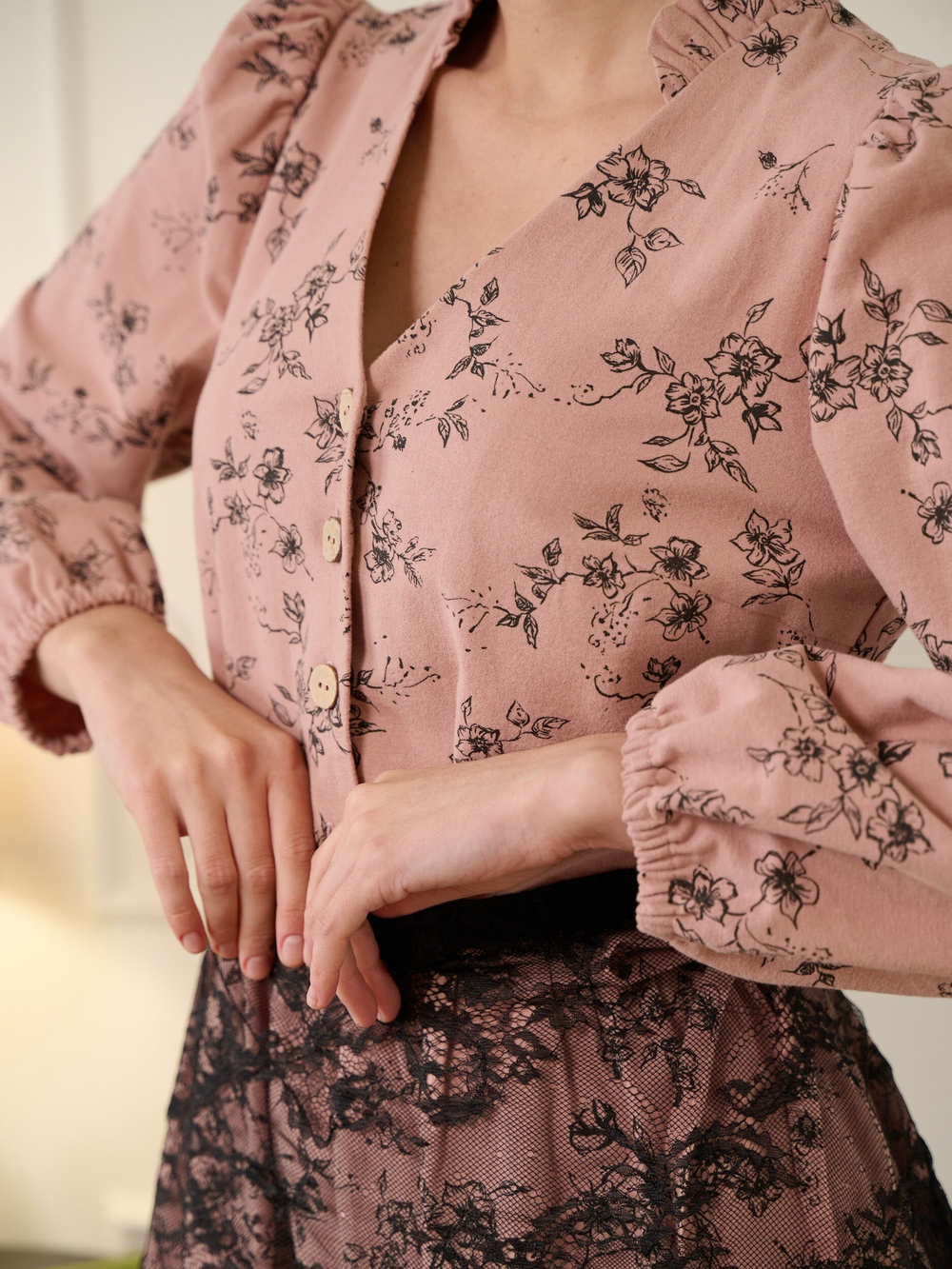 Платье с воротником стойкой