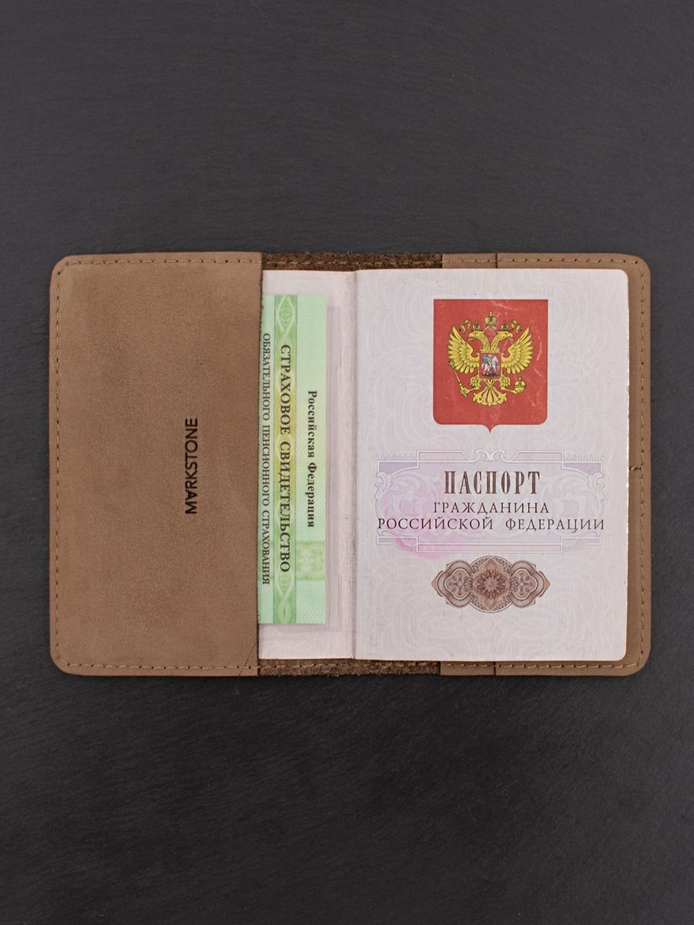 Фотография паспорт в обложке из кожи.