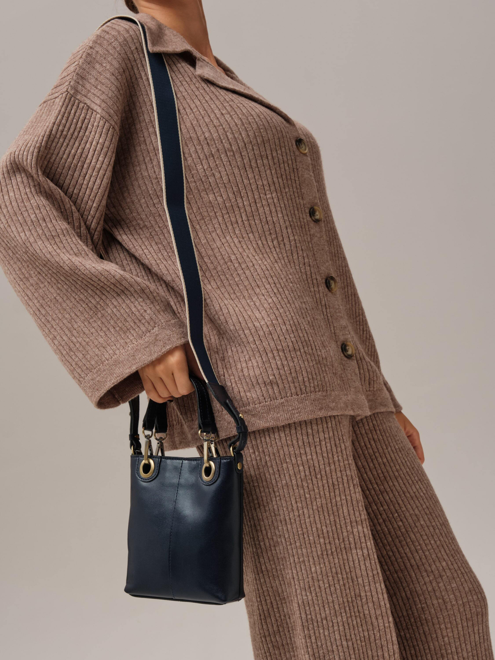 Сумка кожаная кросс-боди Deboro 30347 синие чернила/фавола