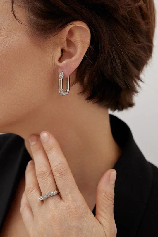 Серьги прямоугольники с серыми кристаллами, оттенок "теплое" серебро, замок скоба