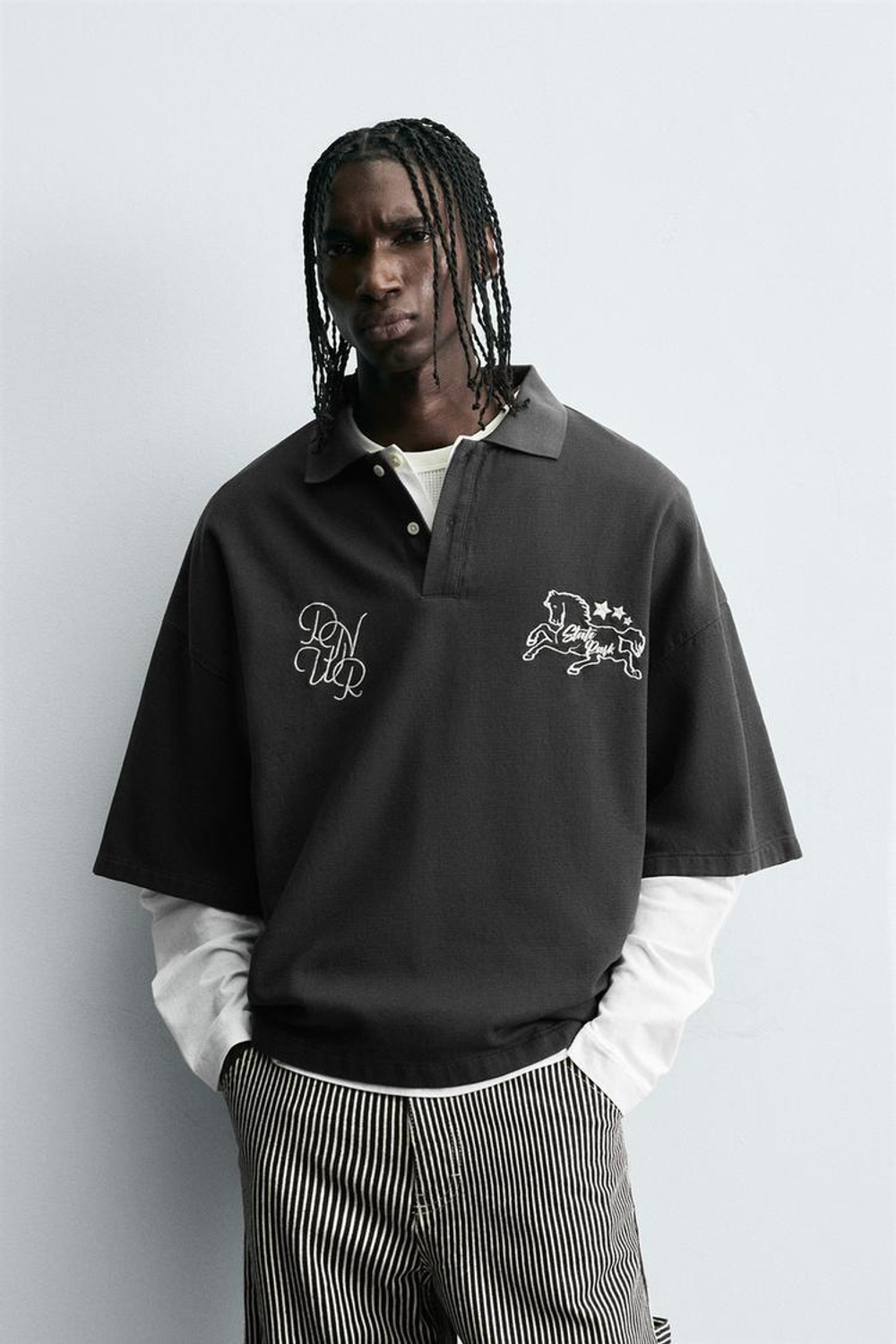 ZARA ПОЛО СВОБОДНОГО КРОЯ С ВЫШИВКОЙ, СЕРЫЙ