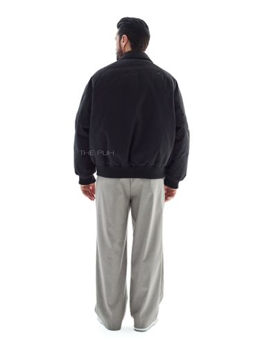 Утепленный черный бомбер с отложным воротником