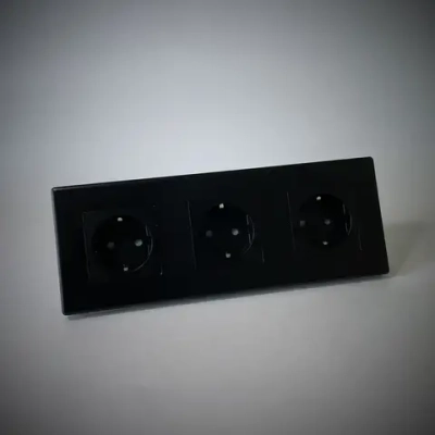 Розетка черная тройная с заземлением матовая поверхность