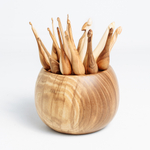 Вязальные крючки (17 шт) из разных пород древесины в комплекте с клубочницей. KN10