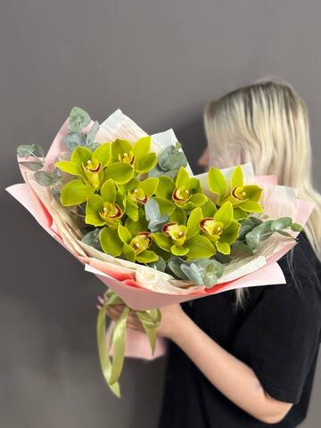 Букет из 9 фисташковых орхидей