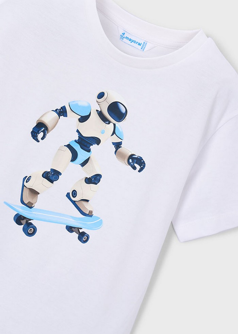 две футболки с шортами