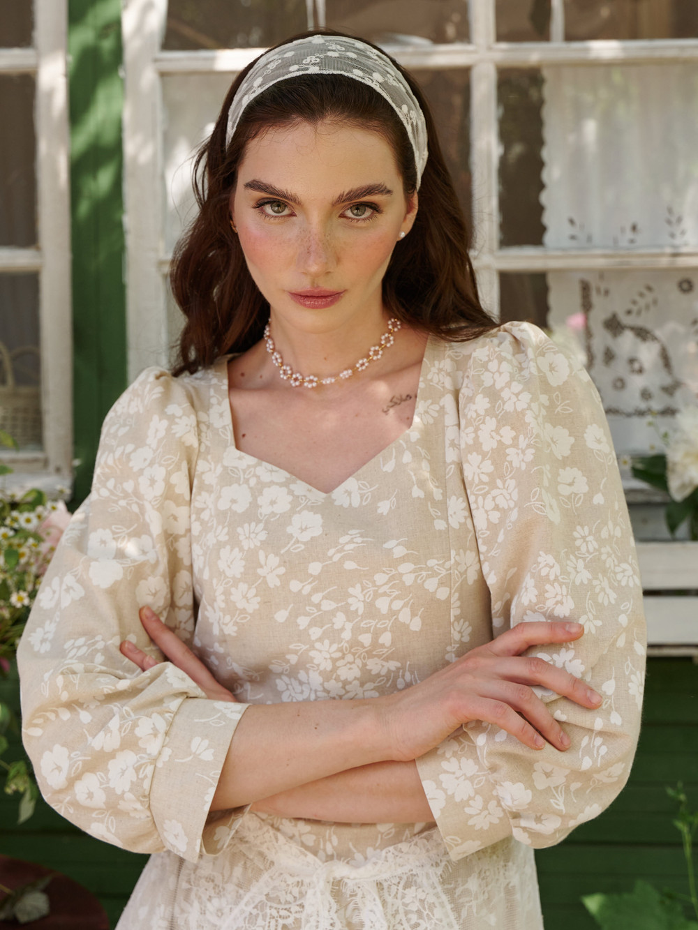 Платье миди с вырезом