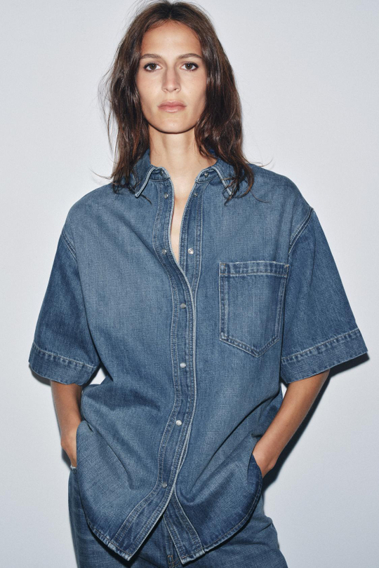 ZARA ДЖИНСОВАЯ РУБАШКА С КОРОТКИМИ РУКАВАМИ — ZW COLLECTION, ВЫЦВЕТШИЙ СИНИЙ