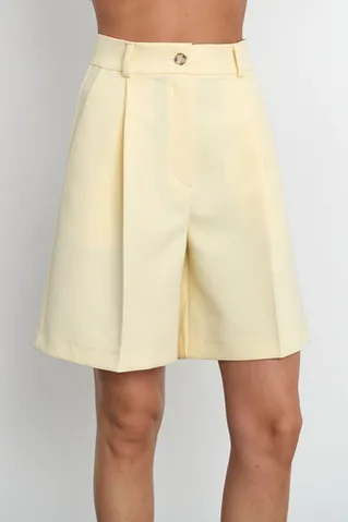 Шорты костюмные прямые ванильного цвета