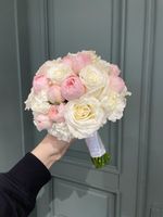 Свадебный букет из кустовых пионовидных роз, одноголовых роз и диантусов