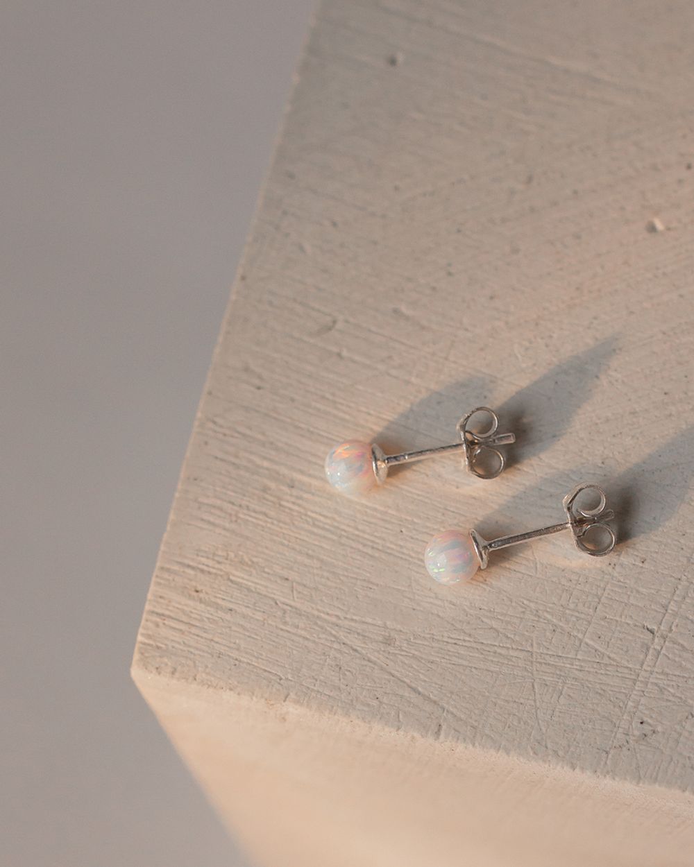 Пусеты с белым опалом