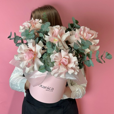 Нежный букет с французскими розами и эвкалиптом в коробке 2607202546