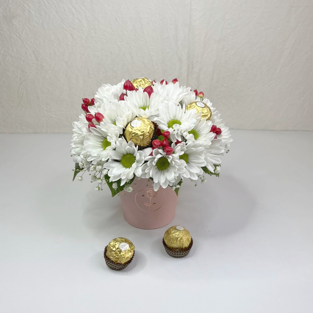 Сладкий букет из хризантемы, гипсофилы и конфет Ferrero Rocher в стаканчике "Жемчужина"