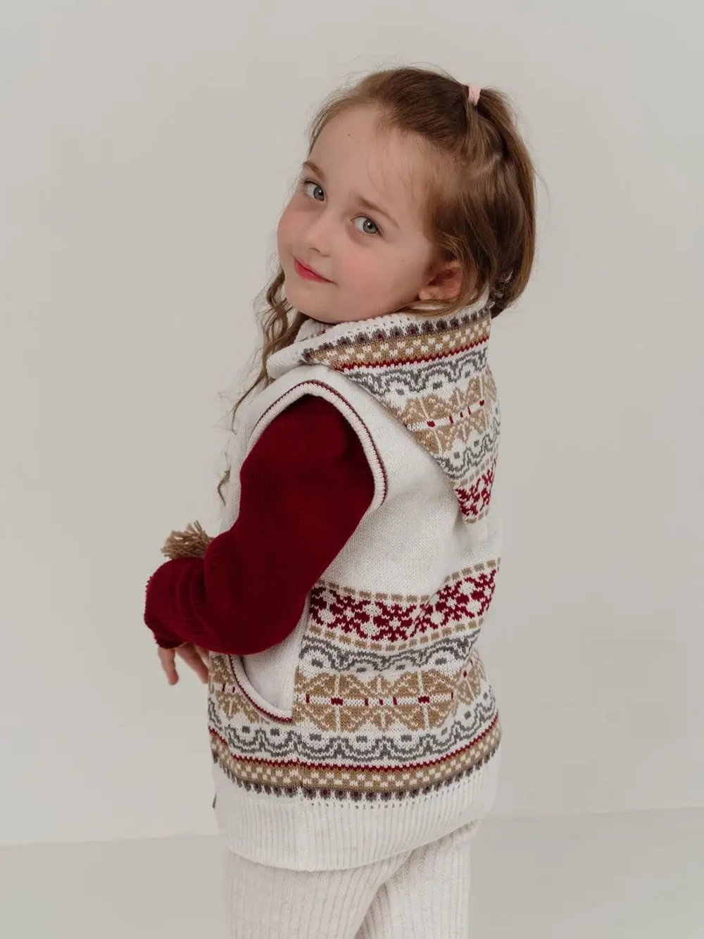 Жилетка вязаная с капюшоном