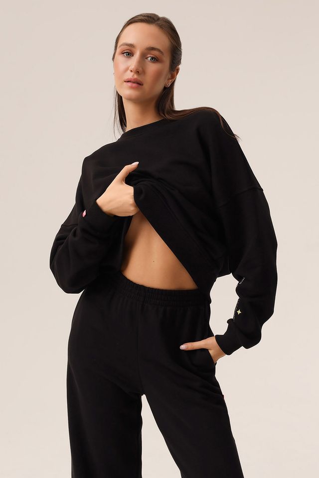 Свитшот с вышивкой на рукаве черного цвета