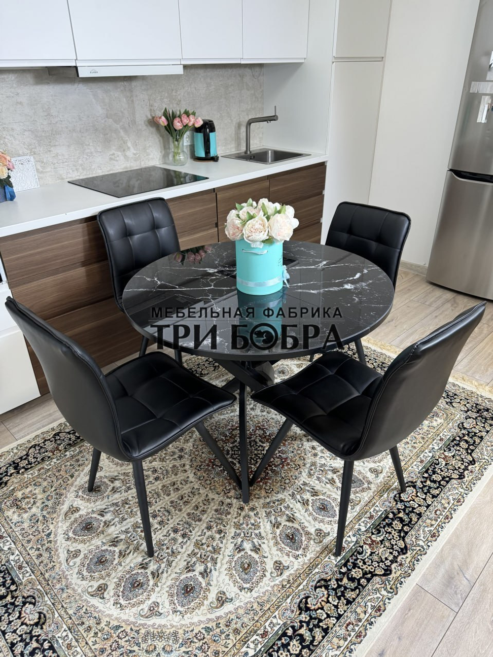 Круглый стеклянный раздвижной стол "Черный оникс" и стулья "ГУЧИ" черный