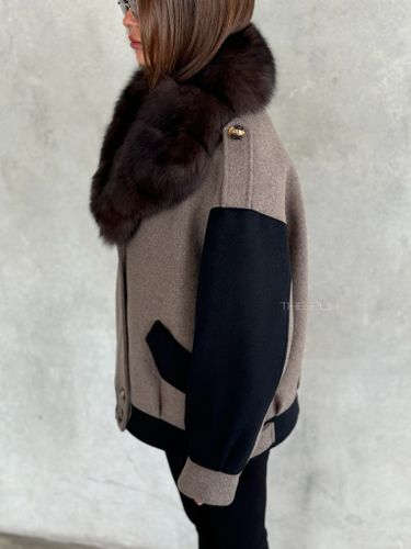 Коричневая куртка с черными рукавами