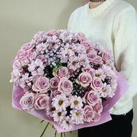 Сиренево-розовый букет из кустовой розы, кустовой хризантемы и гипсофилы