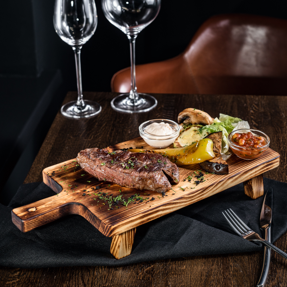 Деревянная сервировочная  доска для подачи блюд и закусок из древесины кедра. Art of Siberia. RD8