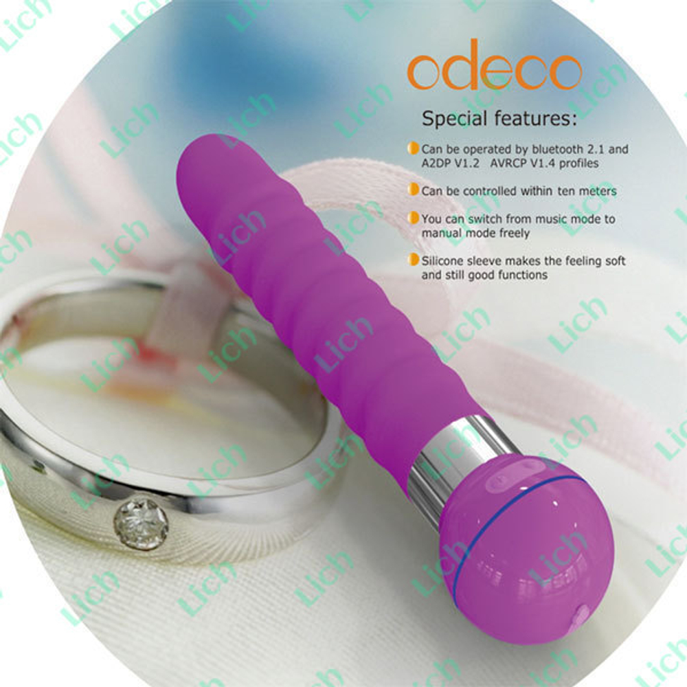 Розовый вибромассажер, вибрирующий в такт музыке