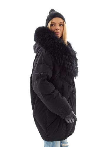 Удлиненный черный пуховик с объемным капюшоном и мехом енота