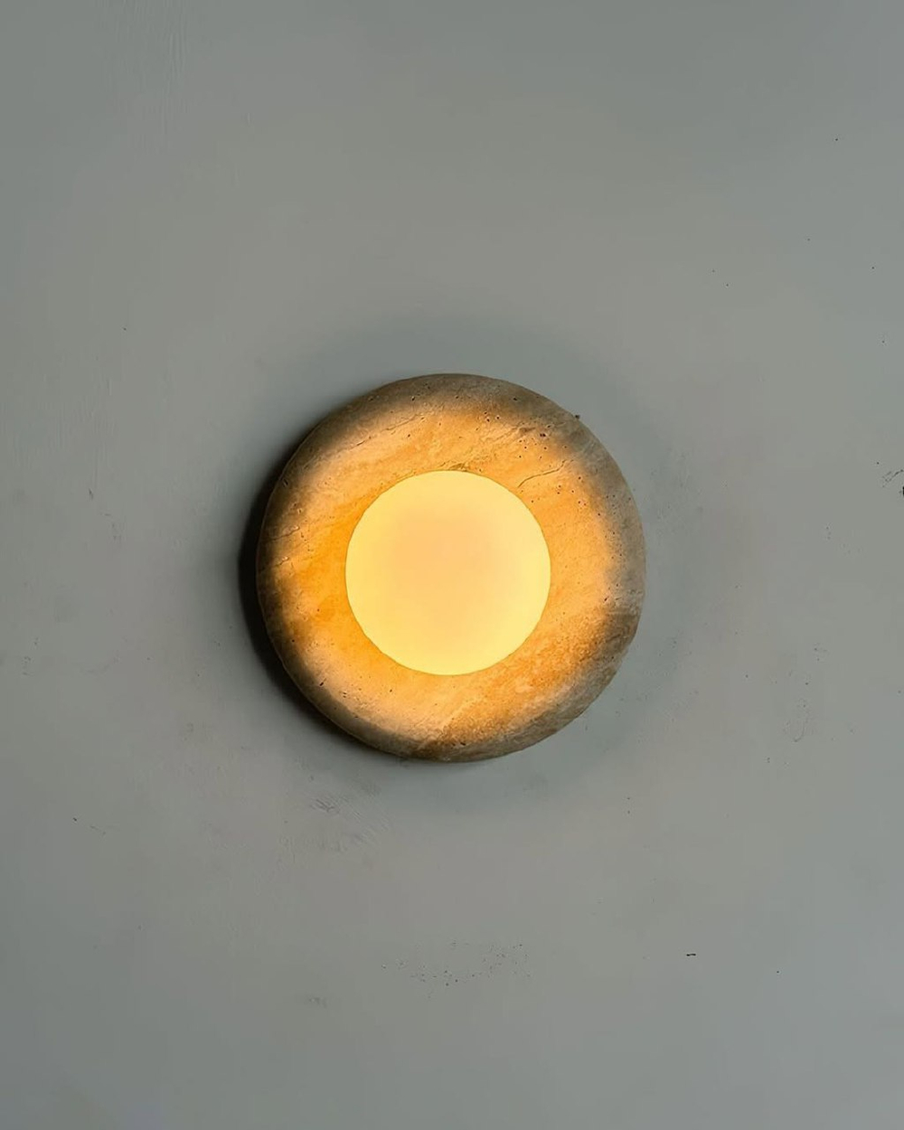 Стильная модель светильника из травертина