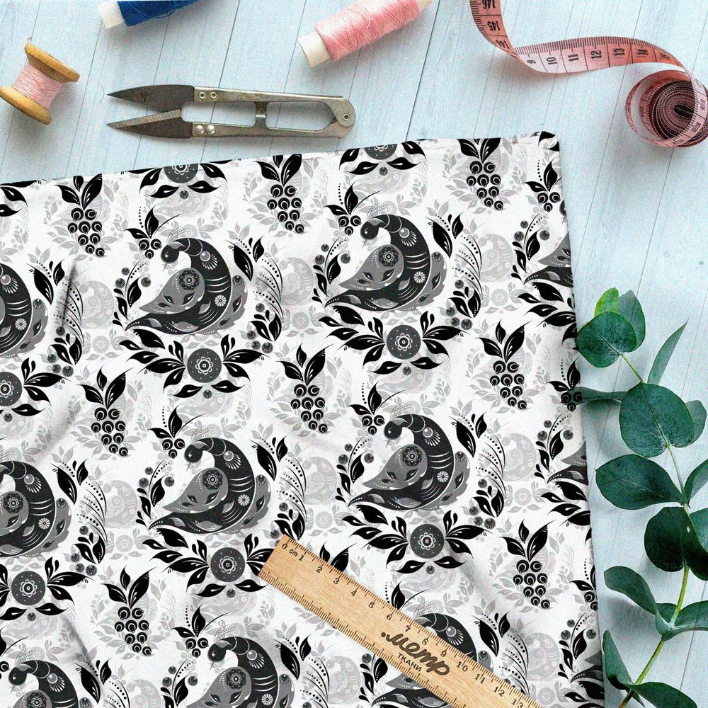 Ткань лён чёрные голуби и черника на белом фоне