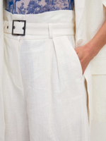 Женские шорты с защипами из крапивы белые