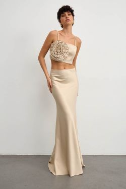 Топ с цветком из атласа цвета шампань