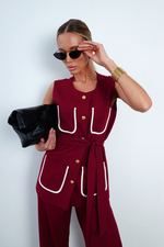 Костюм с жакетом без рукавов и акцентными карманами