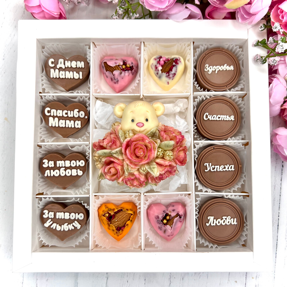 Шоколадный набор "С Днём Мамы. Мишка с розами. Пожелания": шоколадка и 12 конфет ручной работы