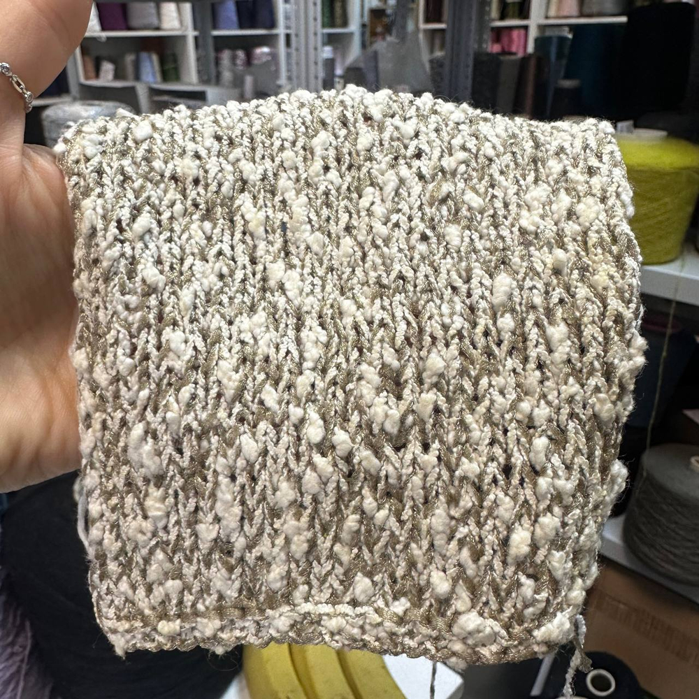 STRIPE - Azeta Filati; 65% хлопок, 35% п/а; 210м/100гр; цвет: молочный, бежевый; S715; Есть бобинки: 290 гр МР