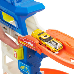 Hot Wheels City - Набор «Нападение акул в городской гавани» с игрушечным автомобилем HDP06