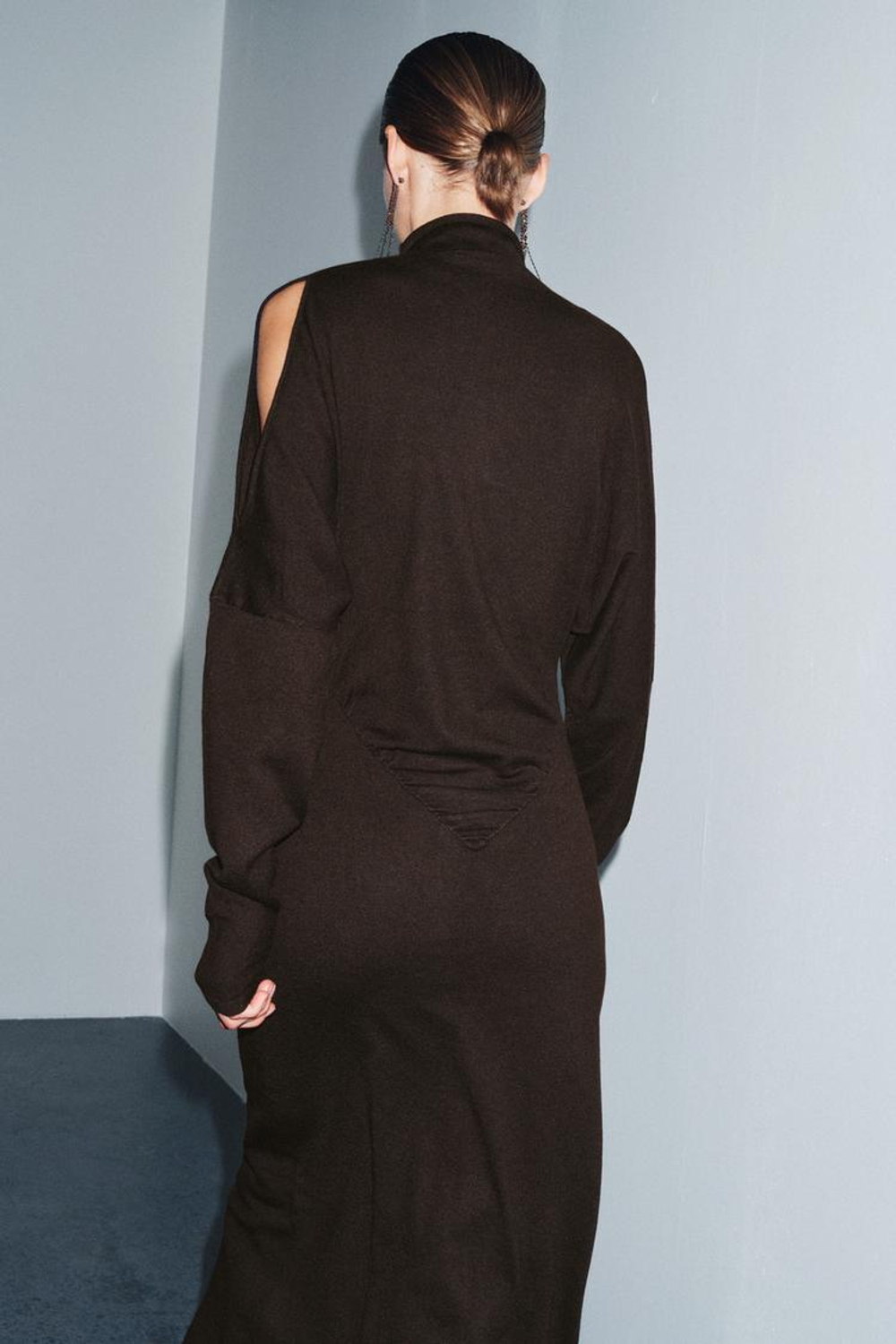 ZARA ТРИКОТАЖНОЕ ПЛАТЬЕ МИДИ С ВЫРЕЗАМИ, КОРИЧНЕВЫЙ