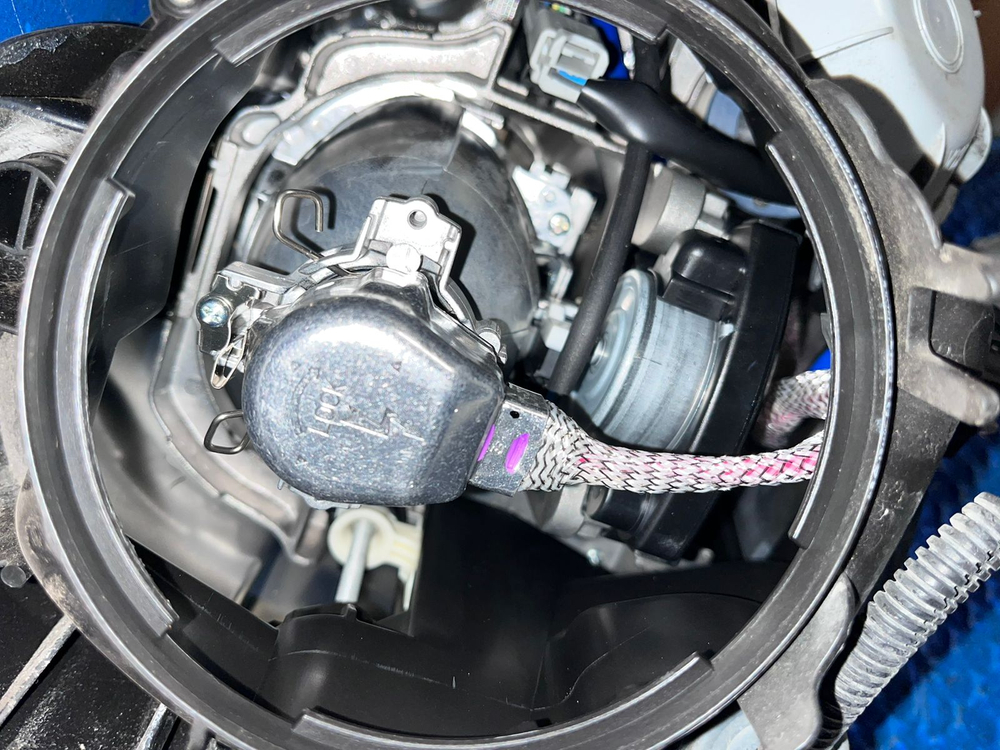 Фара передняя левая TOYOTA AVENSIS 2008-2012