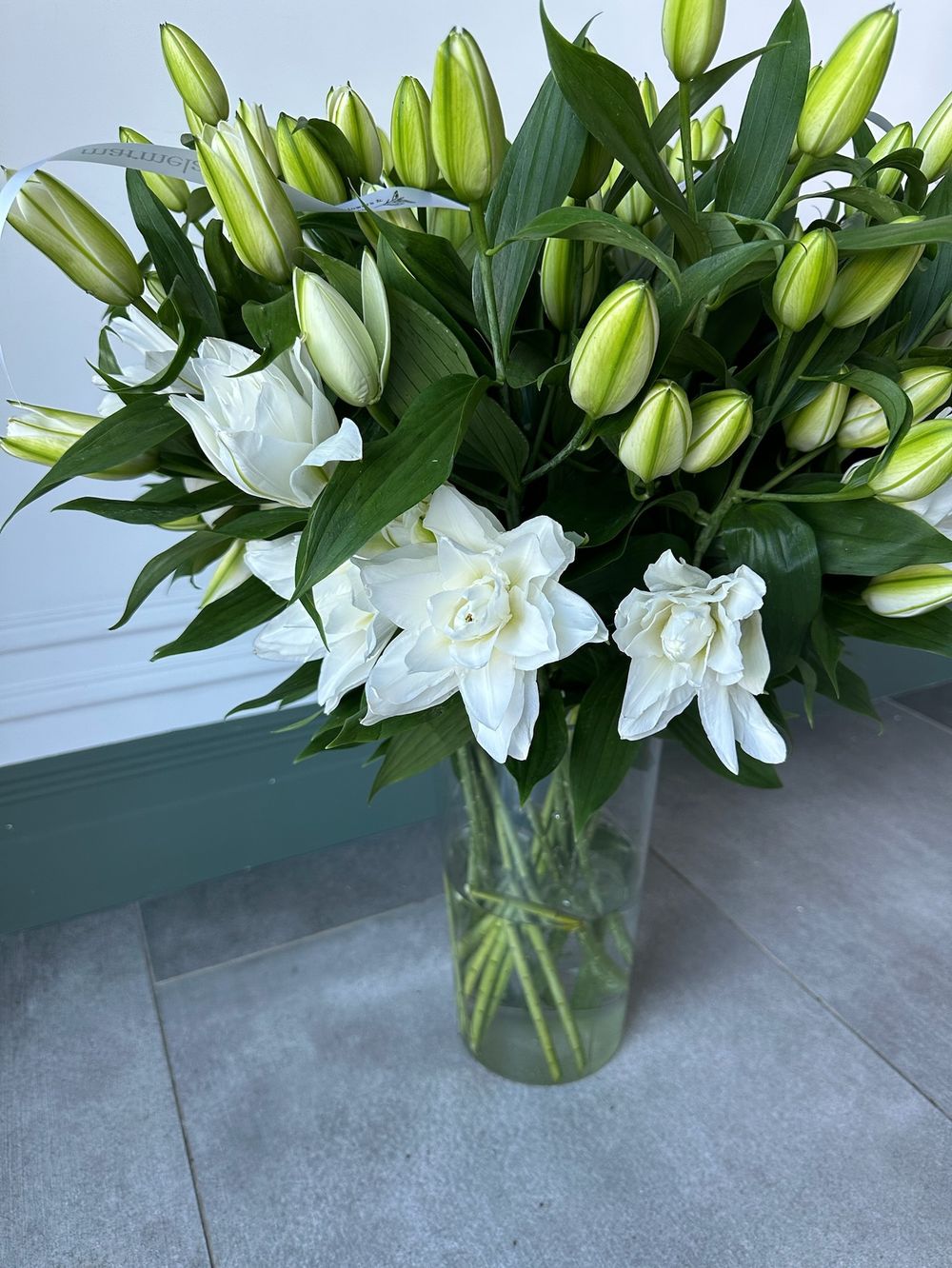 Лилия пионовидная в белом оттенке