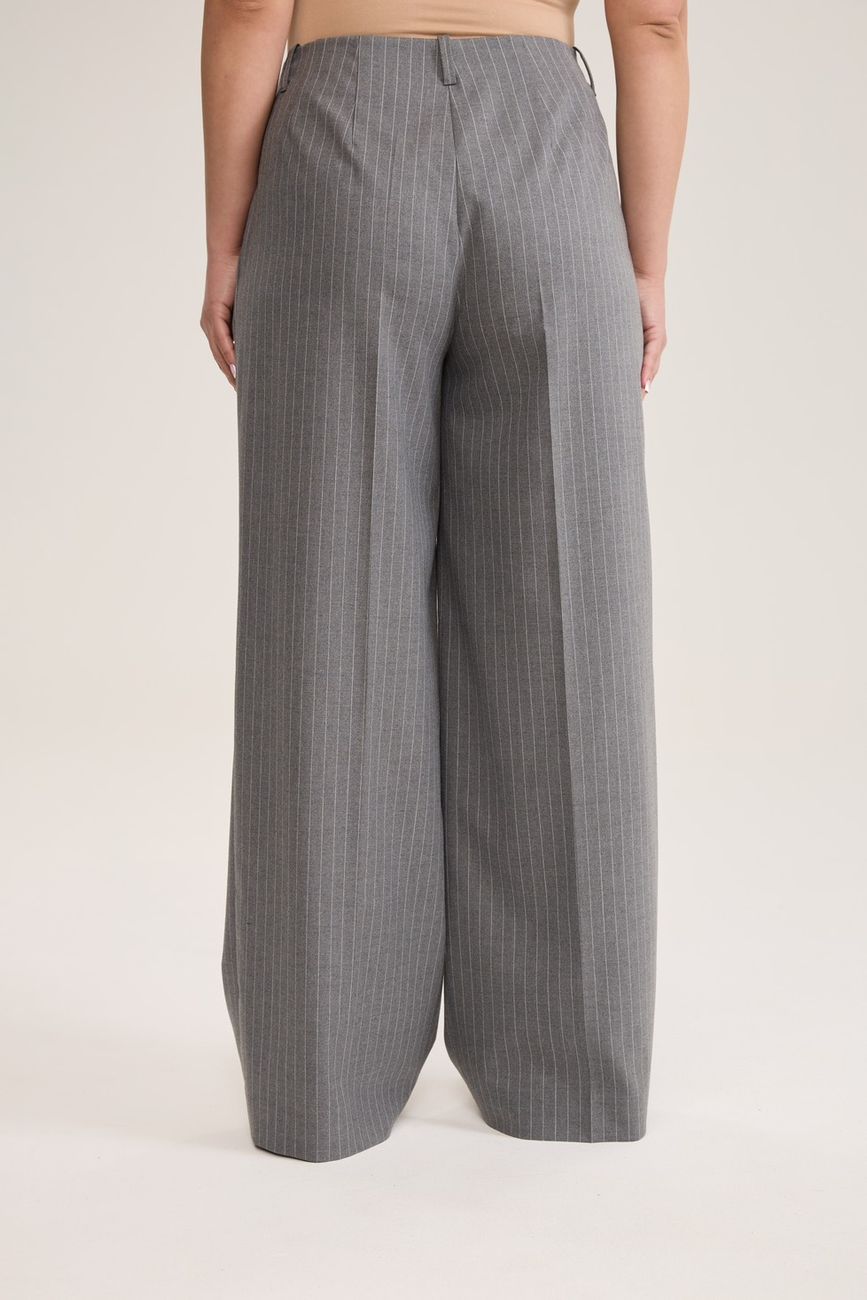 Брюки с защипами в полоску, серый
